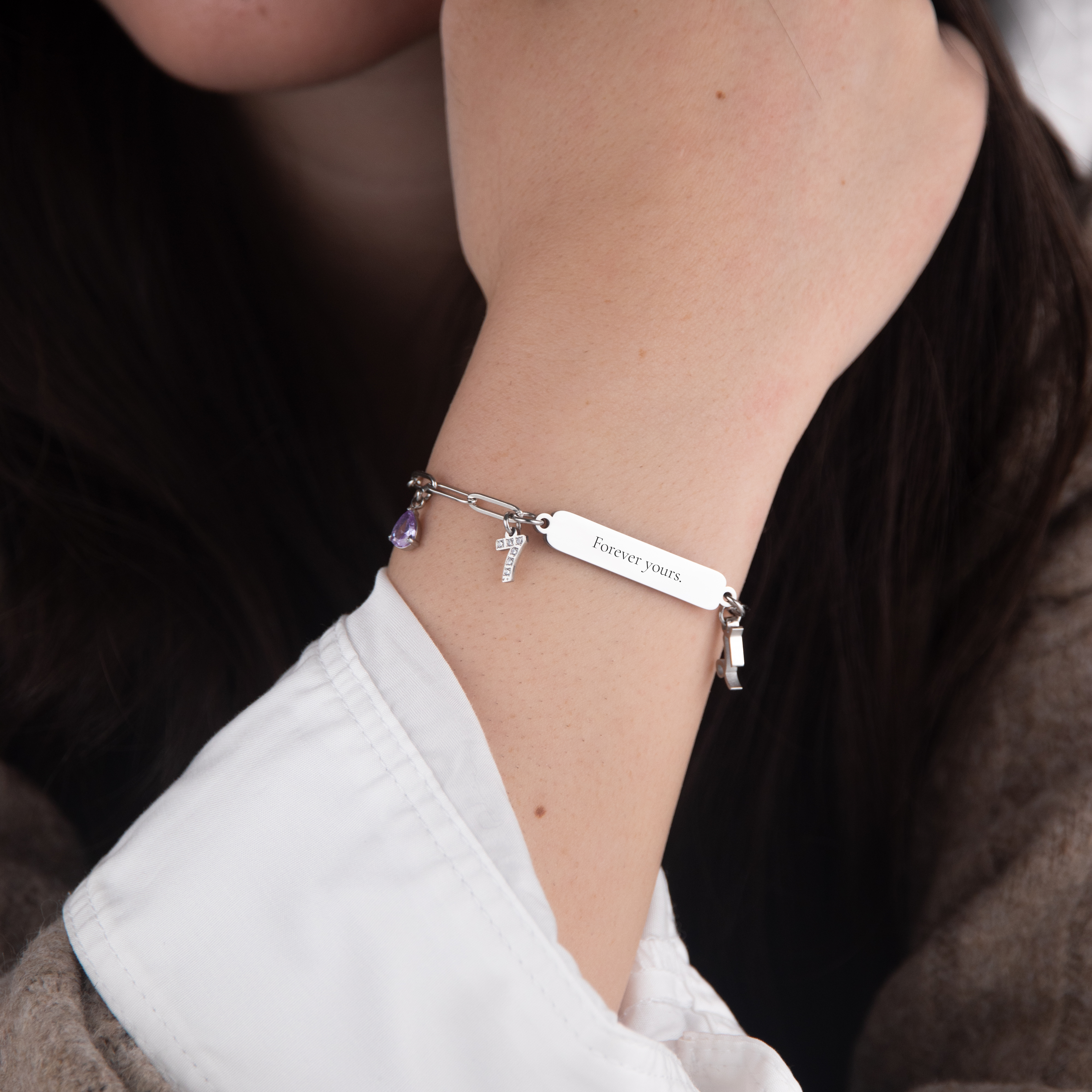 Silver text clip bracelet flat lay – personalized message engraved jewelry VECINO