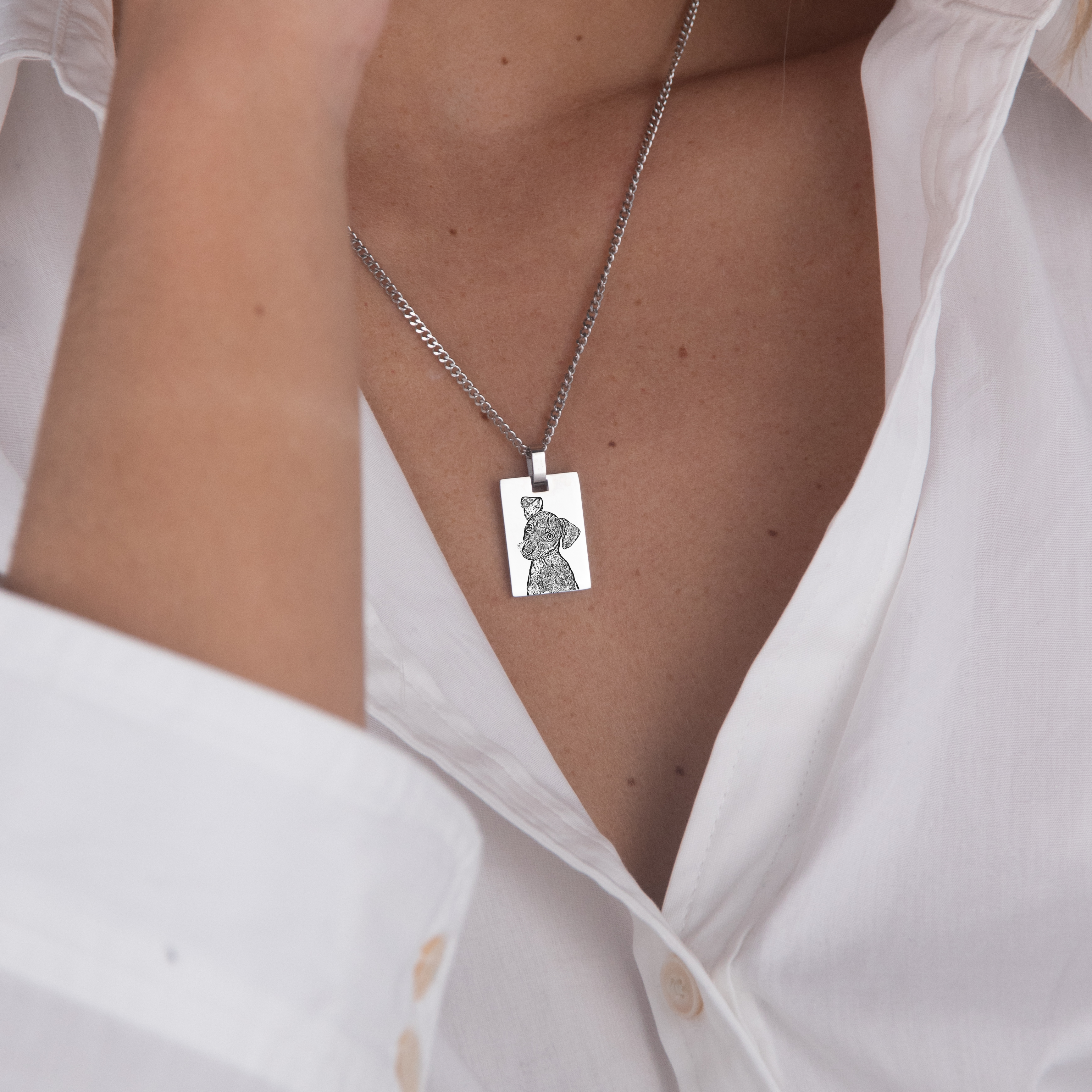 Silver pet silhouette necklace flat lay – personalized pet portrait jewelry VECINO
