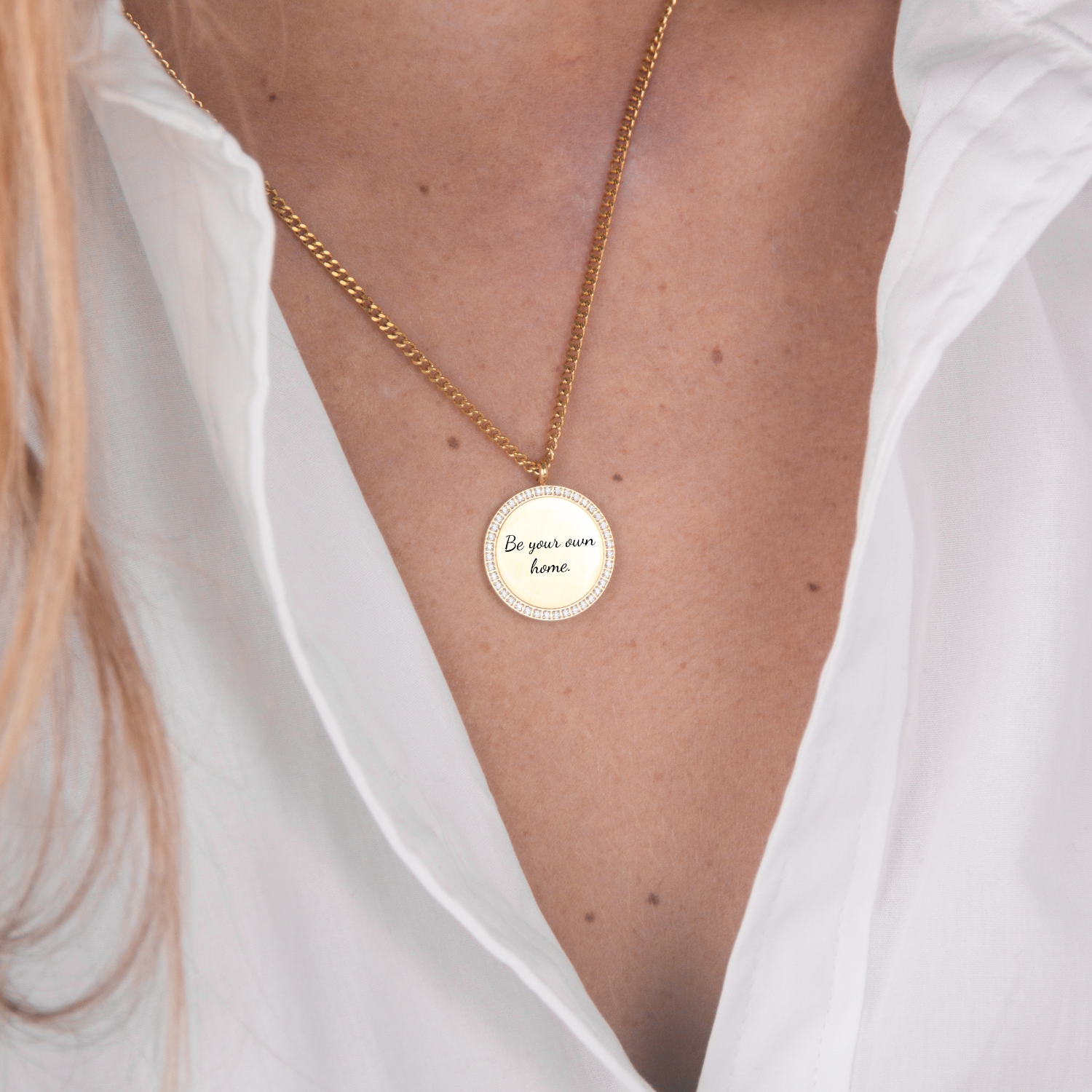 Gold zirconia round necklace text flat lay – 18K personalized jewelry VECINO